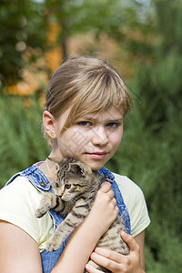 小猫儿的肖像快乐宠物眼睛女儿猫咪友谊婴儿微笑乐趣虎斑图片