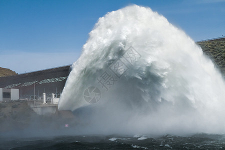 从Lucky Peak大坝释放的喷水式喷水机地标工程水库技术水电力量液体绿色活力图片