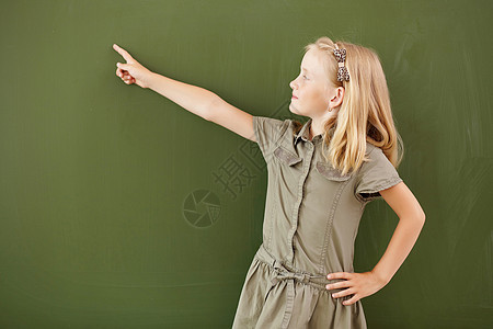 站在黑板旁边的酷女孩写作教育课堂女学生大学学习知识老师科学微笑图片