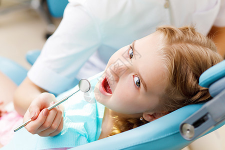 女孩看牙医的小女孩诊所访问卫生员男性口腔科凹痕乐器药品治疗治愈图片