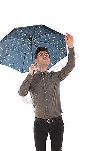 带伞的帅哥工作室美丽蓝色阳伞男性天气男人白色星星工作图片