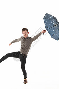 英俊的男子与雨伞跳舞工作天气白色星星男性阳伞蓝色工作室男人美丽图片