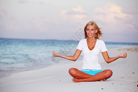 瑜伽妇女自由冥想女士海岸假期海滩健身房天空天堂闲暇图片