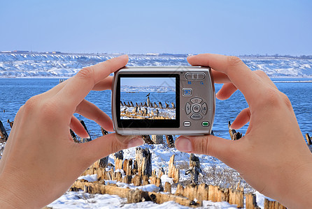 照相机手握着乌鸦场景旅行展示照片邮政爱好技术拇指风景图片