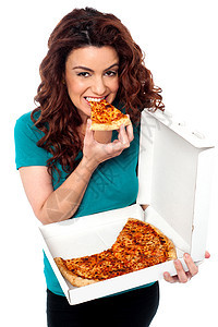 快乐的年轻女孩 独自享受比萨饼冒充面包女性垃圾食物女士魅力盒子饮食蔬菜图片