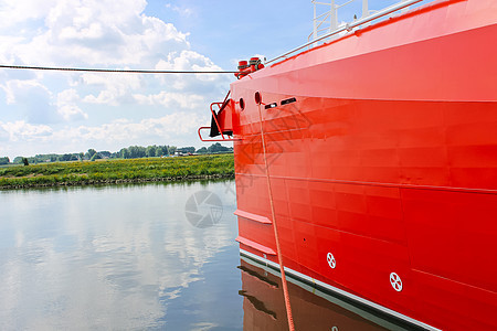 新红船在港口的弓金属天空边缘蓝色海岸码头运输大部分船头鼻子图片