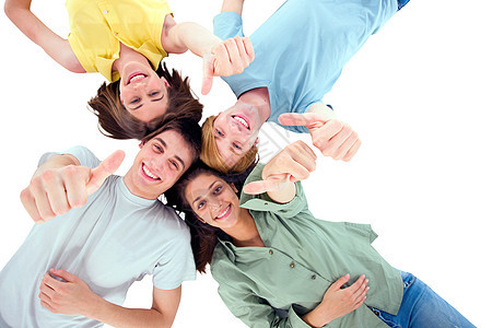 青少年用拇指高躺着四个人团体幸福友谊青春期拉丁说谎朋友们男孩们女孩们图片