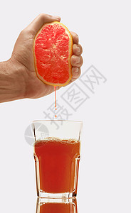 葡萄汁杯子和半份葡萄汁的手图片