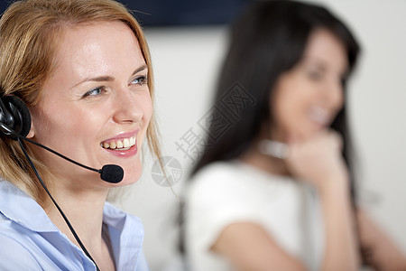 在繁忙呼叫中心的妇女工作女性耳机快乐同事女士电话顾客办公室公司图片