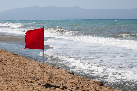 沙滩上的红旗安全蓝色危险旅行风险海岸线支撑波浪红色旗帜图片