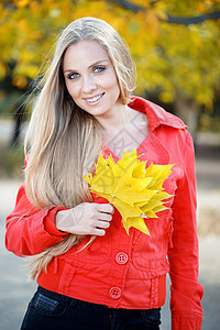 秋季系列微笑女孩快乐公园青年女士闲暇冒充金发女郎头发图片