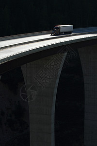 10号高架桥上的卡车图片