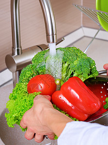 洗刷蔬菜飞溅饮食运动食物厨房营养女士叶子沙拉胡椒图片