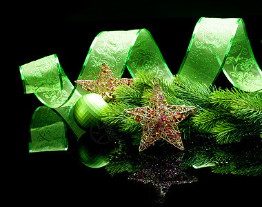 圣诞节隔绝在黑色的装饰丝带边界庆典装饰品星星季节灯泡反射假期图片