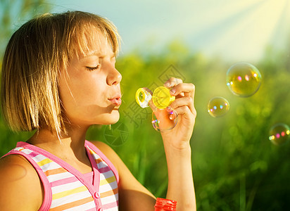 小女孩吹肥皂泡孩子晴天气泡肥皂花园乐趣公园草地情绪幸福图片