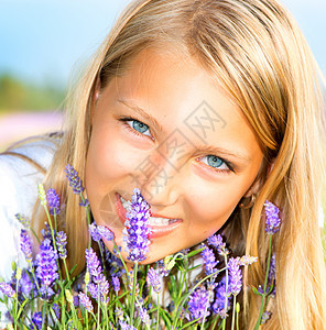 与拉凡德的美丽女孩紫色香气皮肤微笑药品场地化妆品疗法温泉头发图片