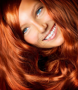 头发 有健康长长红卷发的漂亮女孩染色沙龙女士女性护理奢华理发洗发水魅力化妆品图片