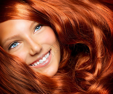 头发 有健康长长红卷发的漂亮女孩理发魅力造型洗发水皮肤光泽度女性发型沙龙化妆品图片