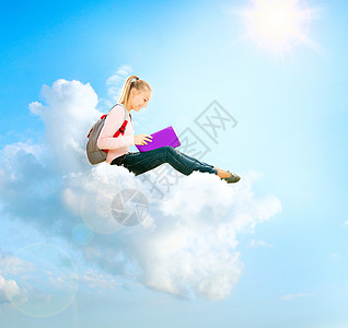 女孩或学生坐在云上阅读一本书的学校女生或学生图片