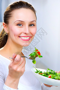 健康 健康 吃蔬菜的年轻妇女食用蔬菜沙拉甜点午餐重量早餐饮食损失边界营养食物女孩图片