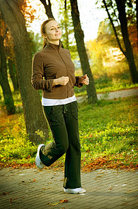 青年女子户外慢跑女孩成人女性福利女士活动人行道公园运动服幸福图片