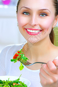 健康 健康 吃蔬菜的年轻妇女食用蔬菜沙拉身体重量营养食物边界女性饮食午餐早餐甜点图片