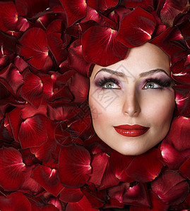 美丽的女人的脸和玫瑰花瓣 完美的皮肤墙纸造型头发化妆品奢华蓝色眼睛肤色嘴唇热情图片