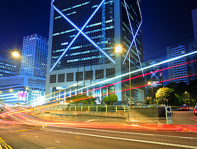 横穿城市的轻型交通灯汽车景观街道运输运动驾驶摩天大楼公共汽车市中心商业图片