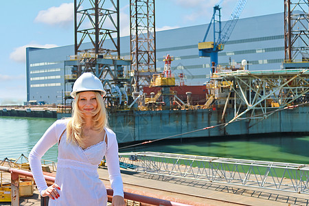 女工程师造船厂的造船工管道女士活力血管码头工人女孩裙子领班安全码头背景
