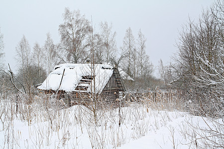 白雪中的老旧农村住宅图片