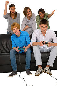 青少年在游戏站玩耍友谊女孩们电子游戏男孩们团体拉丁沙发朋友们技术游戏机图片