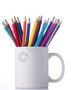各种彩色铅笔在杯子中 白底的孤立图片