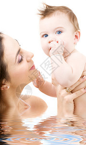 母亲手中的蓝眼睛婴儿微笑男生父母快乐育儿卫生孩子家庭童年女士图片