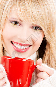 带着红色杯子的快乐少女青少年享受微笑女孩女性饮料羊毛金发女郎毛衣图片