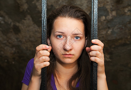 女青年关在牢里惩罚死亡细胞人口监狱孤独犯罪安全女性女士图片