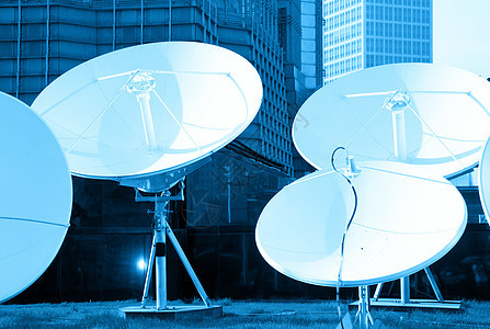 抛物线卫星天线接收器电视接待商业天空电波互联网车站播送蓝色渠道图片