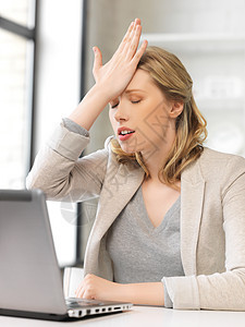 使用膝上型计算机的重力妇女学生商业员工人士震惊经理互联网教育秘书压力图片