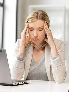 使用膝上型计算机的疲累妇女教育商务压力头痛电脑学生痛苦互联网女孩笔记本图片