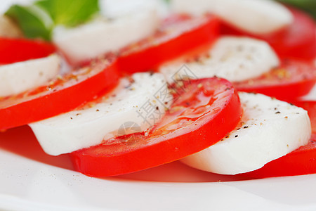 番茄和莫zzarella切片在盘子上沙拉餐厅饮食食物营养厨房小吃美食蔬菜叶子图片