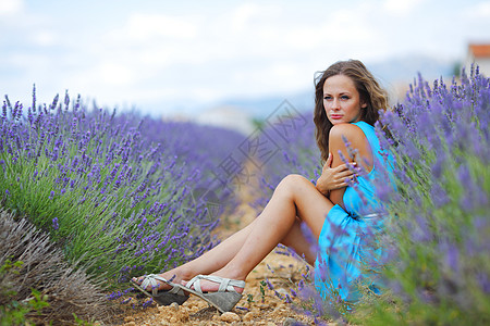 女人坐在紫衣草地上微笑天空姿势休闲季节假期女士自由晴天日落图片