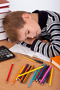 疲累的男学生压力教科书班级课堂孩子桌子童年教育学习笔记本图片