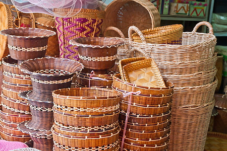 市场上的竹子篮子图片
