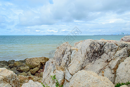 沿海岸线的岩石2图片