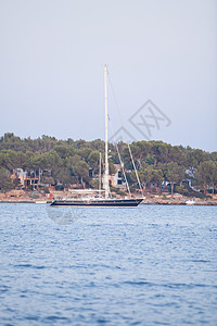 夏季在海港海外的海上捕鱼艇绳索海景水产海岸海浪渔船木头渔夫旅行码头图片