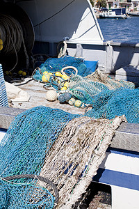 夏季在港口放入的渔网拖网绳桅杆蓝色钓鱼支撑卷轴海岸绳索养殖海洋海岸线图片