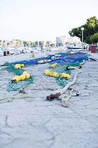 夏季在港口放入的渔网拖网绳海鲜绳索野生动物渔船海岸线海洋海岸盐水渔夫水产图片