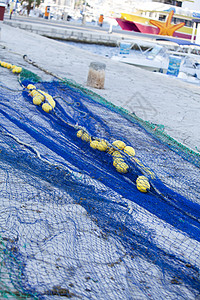 夏季在港口放入的渔网拖网绳绳索血管卷轴钓鱼渔夫工作海鲜桅杆渔船拖网图片