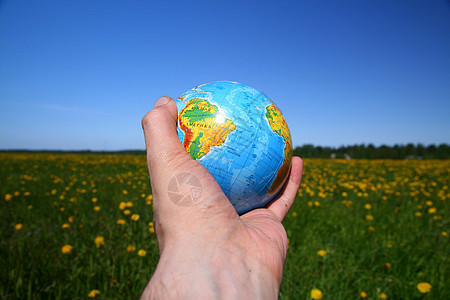 手头全球天空运输旅行行星植物蓝色场地安全草地世界图片