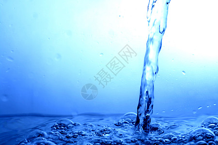 水喷水运动蓝色口渴液体水滴流动气泡美丽圆圈温泉图片