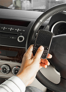 汽车和道路安全概念 商务人士短信和驾驶员的驾车运输消息阅读电话细胞车辆风险交通危险电子邮件图片